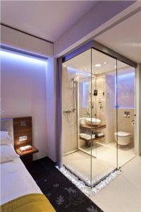 تصاميم لـ الحمام بـ حواجز زجاجية في غرفة النوم الرئيسية مجلة توب ماكس تكنولوجي ديكور