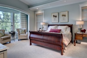 Wonderful-Blue-and-White-Colors-with-Wood-Bedding-Sets-in-Modern-Bedroom-Decorating-Design-Ideas