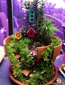 broken-flower-pot-fairy-gardens-1