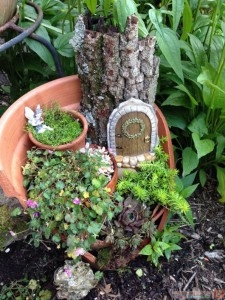broken-flower-pot-fairy-gardens-12