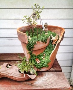 broken-flower-pot-fairy-gardens-18