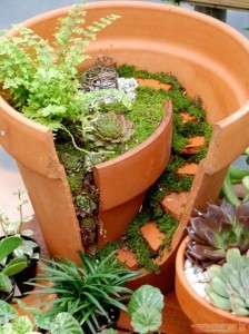 broken-flower-pot-fairy-gardens-2