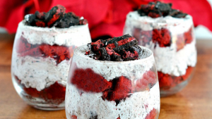 طريقة عمل حلى كاسات الريد فيلفيت header image red velvet cake in jar recipe main image fustany AR 300x169 طريقة عمل حلى كاسات الريد فيلفيت