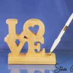 تصميم رومانسى رائع لمقلمة مكتب من الأركت تحمل كلمة LOVE