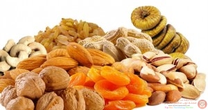 الأطعمة البطيئة الهضم هي الأفضل في رمضان مكسرات وحلويات وتين مجفف ومشمش مجفف جوز 620x330 300x159 الأطعمة البطيئة الهضم هي الأفضل في رمضان