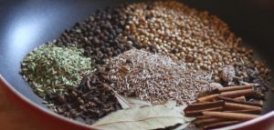 بهارات مسالا ومكوّناتها وطريقتها مكونات بهارات مسالا 300x143 بهارات مسالا ومكوّناتها وطريقتها