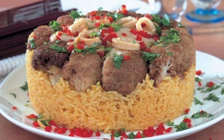 مقلوبة القرنبيط بقطع الدجاج