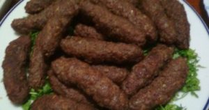  طريقة عمل الكفتة المحمرة بالصلصة .