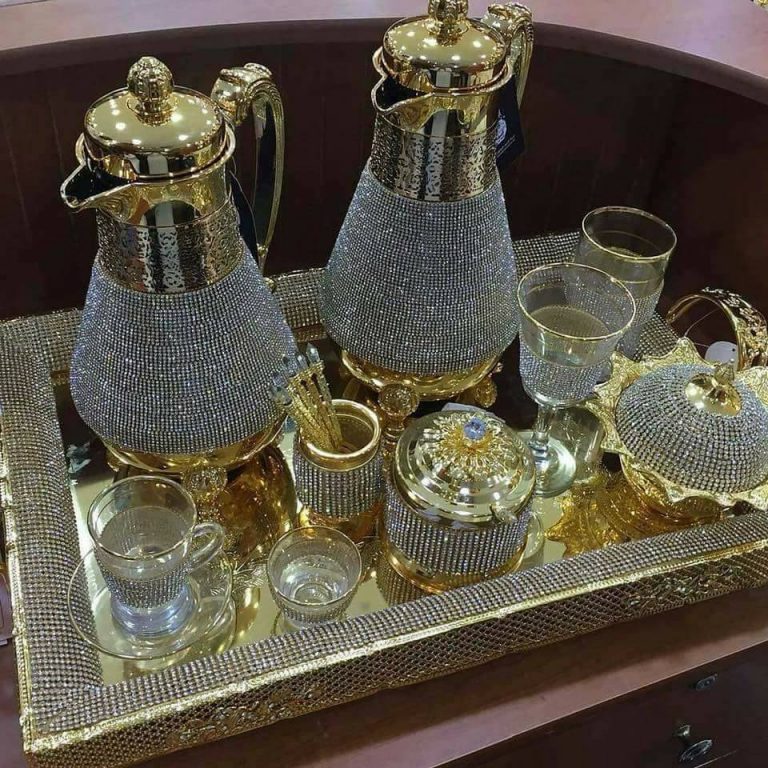أطقم رائعة. للعرض فقط