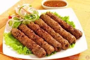 عمل كفتة الحاتى مع سلطة الطحينة
