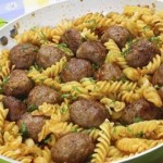 طريقة عمل مكرونة بالصوص الأحمر وكرات اللحم