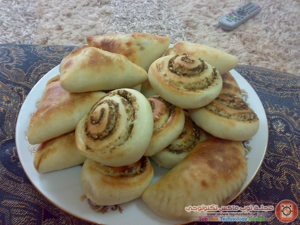 تشكيلة فطائر متنوعة من لفائف زعتر وبيتزا