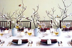 Christmas-Table-Setting-with-Bird-Ornament