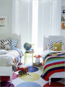 amazing-shared-kids-bedroom-ideas-with-colorful-carpet-and-white-classic-bed-design