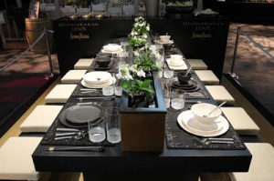 cf29n-table-setting-flower-black-white-590np040511