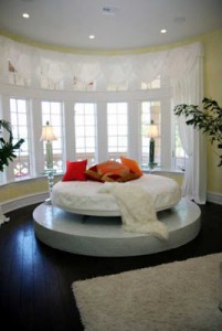 round-bed-on-plinth