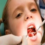 ما سبب تأخر ظهور الأسنان الدائمة بعد خلع اللبنية؟؟