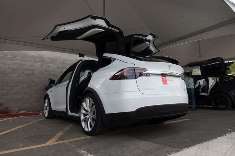 سيارة Tesla Model X تسبب بحادث مميت لأحد مهندسي آبل بسبب نظام Autopilot