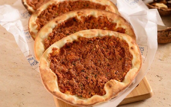 اللحم بعجين بدبس الرمان